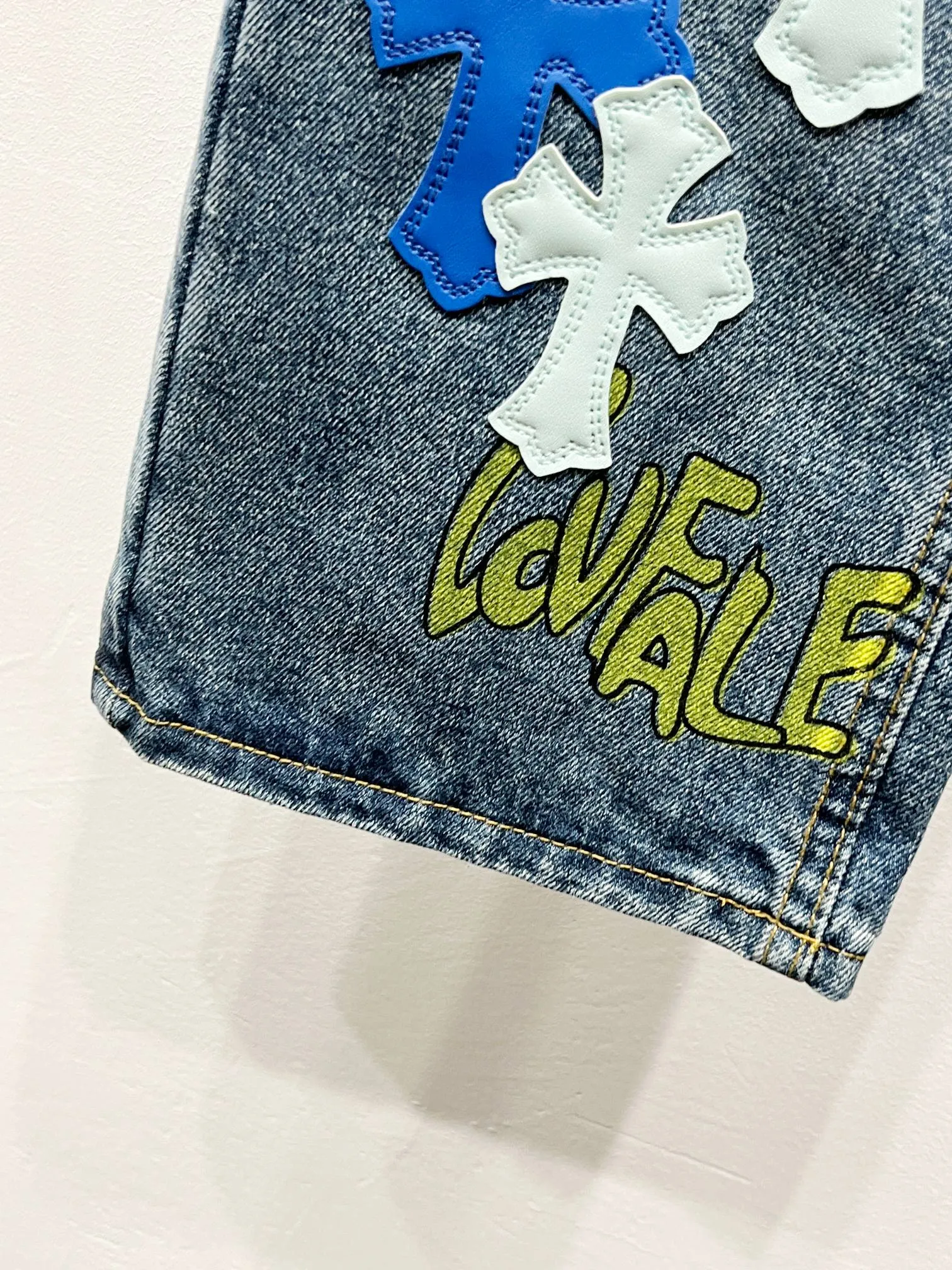P260 Style No.: (c012) Crow Heart & 𝐂𝐡𝐫𝐨𝐦𝐞 𝐇𝐞𝐚𝐫𝐭 ss25 new graffiti letters blue and white cross patchwork leather couple style loose washed micro-boot jeans. Styles with different washed textures are very friendly to people with thin legs. The micro-flare version perfectly modifies the leg shape. The timeless and moderate length makes it easy to match and match. It is the basis for various styles and is a must-have in your wardrobe! The fabric is stiff but also makes the upper body soft without losing texture. The washing process is even more perfect. It is a must-have item for everyone! ! ! Washed wheat, hang tag, pants label, three labels complete Color: blue Size: 28-30-32-34-36